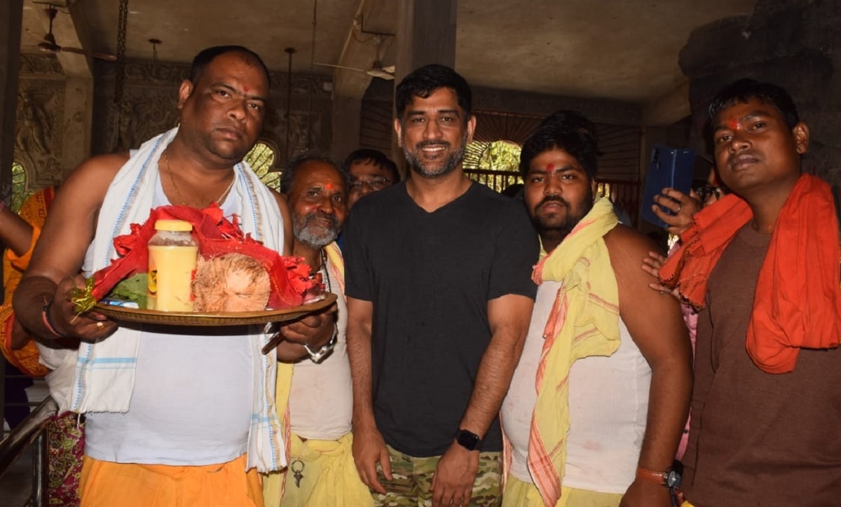 धोनी की एक झलक के लिए लग गई कतार