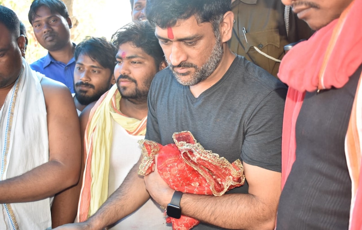 धोनी की एक झलक के लिए लग गई कतार