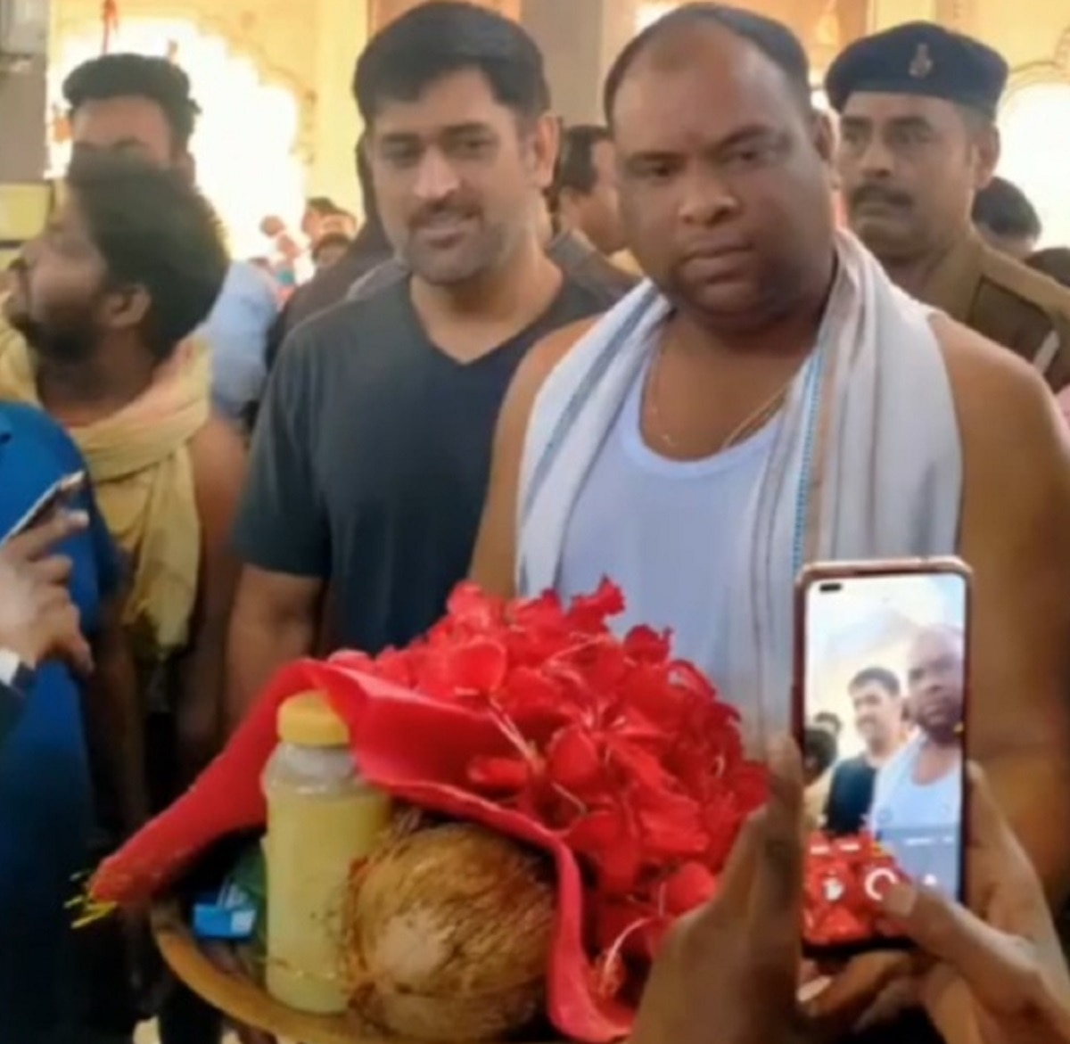 धोनी की एक झलक के लिए लग गई कतार