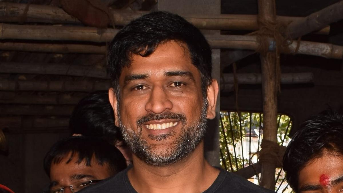 धोनी की एक झलक के लिए लग गई कतार