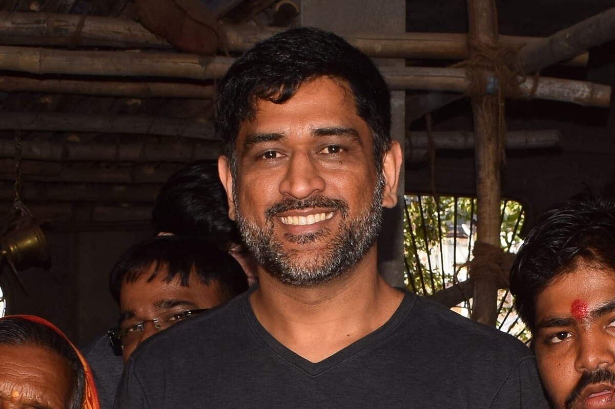 धोनी की एक झलक के लिए लग गई कतार