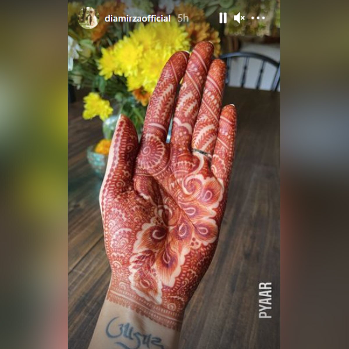 दीया म‍िर्जा की मेहंदी 