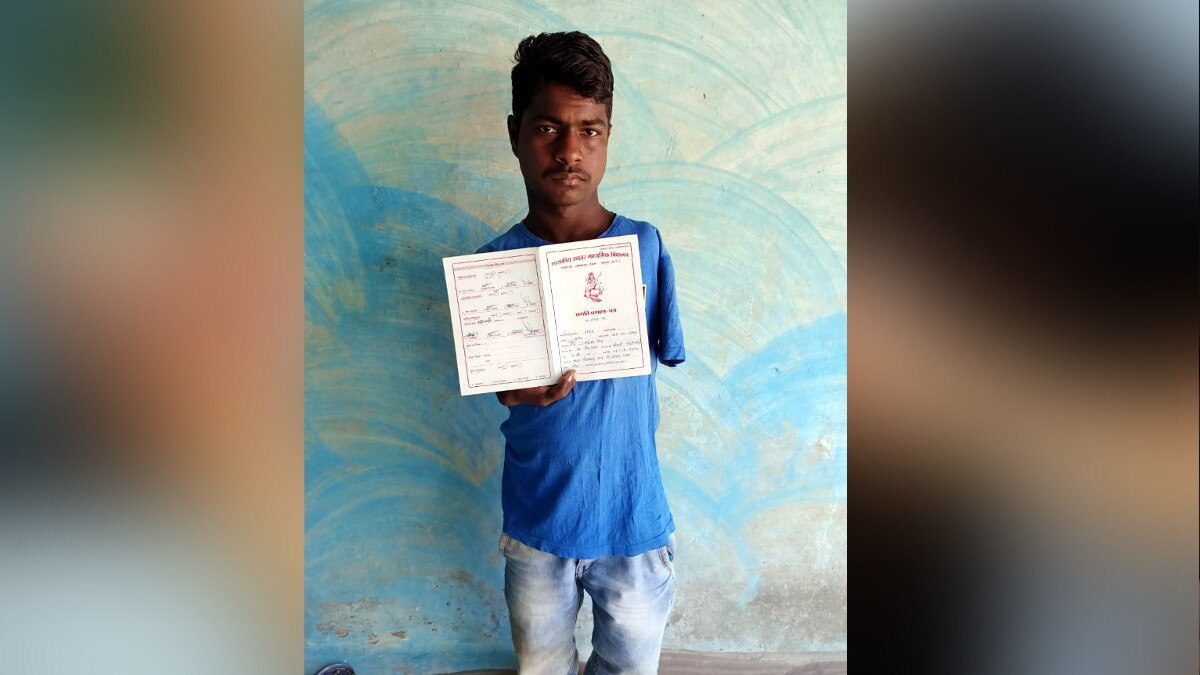 दिव्यांग छात्र पैरों से लिखकर देगा 10वीं की परीक्षा, एक हाथ अल्पवि‍कस‍ित तो दूसरा है ही नहीं  