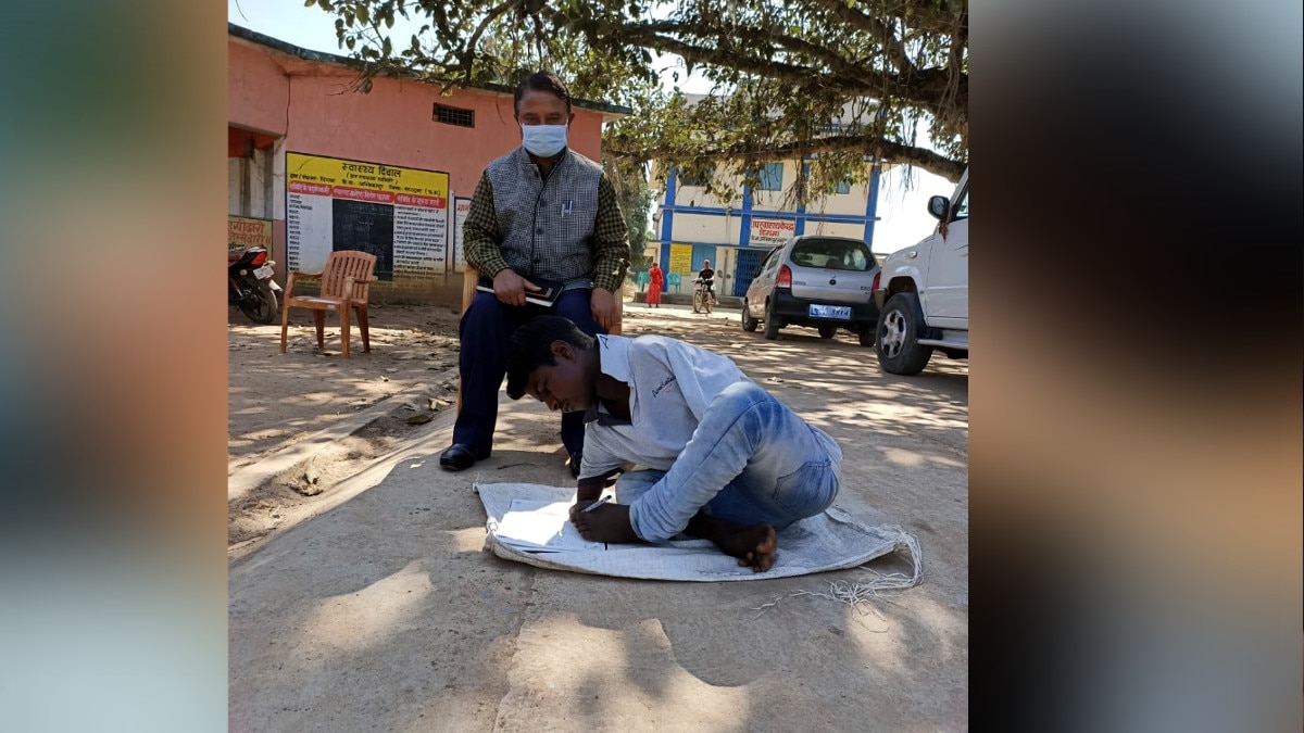 दिव्यांग छात्र पैरों से लिखकर देगा 10वीं की परीक्षा, एक हाथ अल्पवि‍कस‍ित तो दूसरा है ही नहीं  