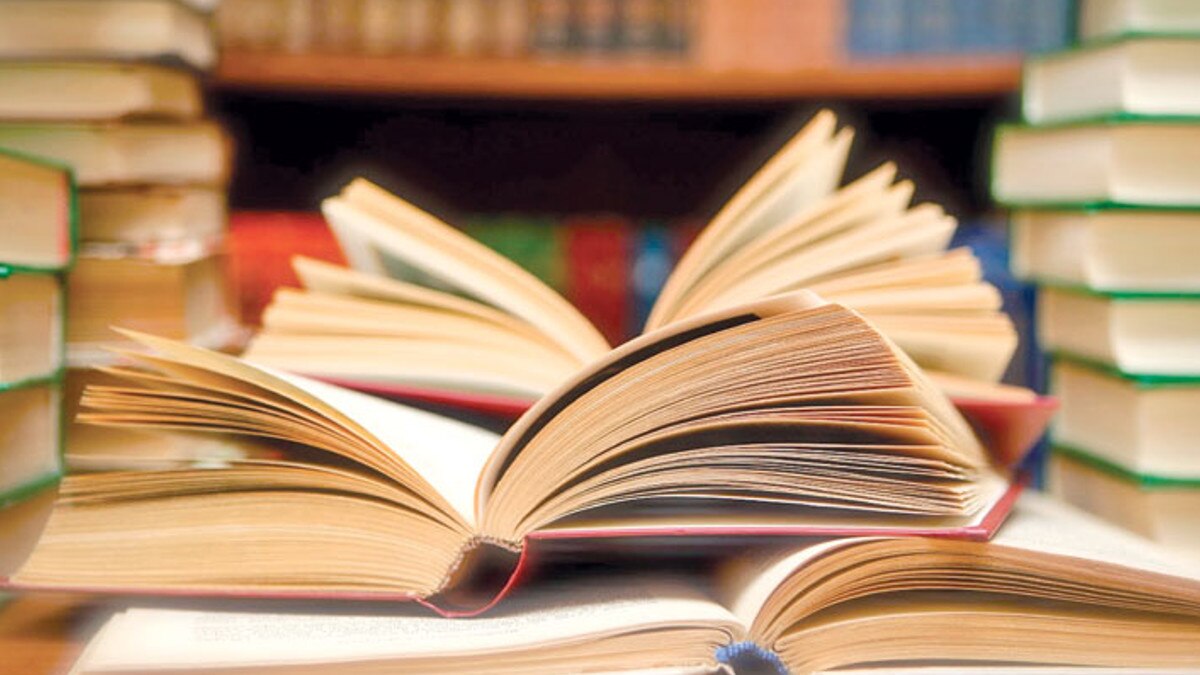 दिव्यांग छात्र पैरों से लिखकर देगा 10वीं की परीक्षा, एक हाथ अल्पवि‍कस‍ित तो दूसरा है ही नहीं  