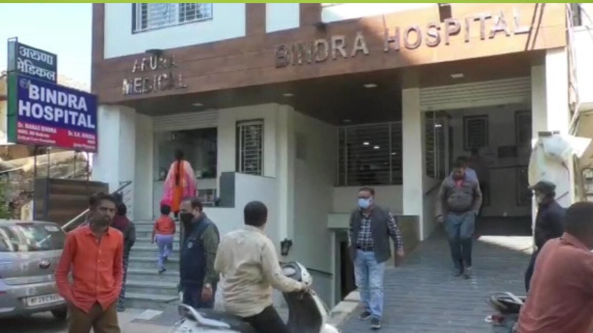 विजय तिवारी नाम के व्यक्ति ने डॉक्टर की उंगली को अपने दांतों से काटकर अलग कर दिया. 