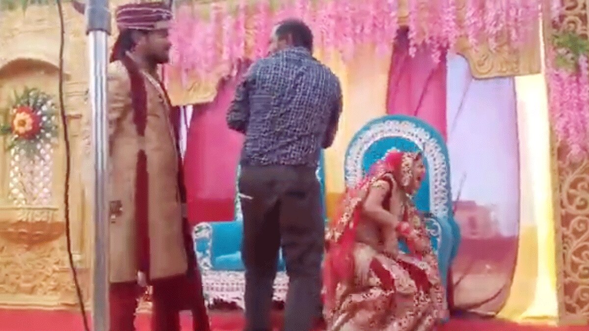 दुल्हन को छुआ, तो दूल्हे ने जड़ दिया थप्पड़ (फोटो वायरल वीडियो ग्रैब)