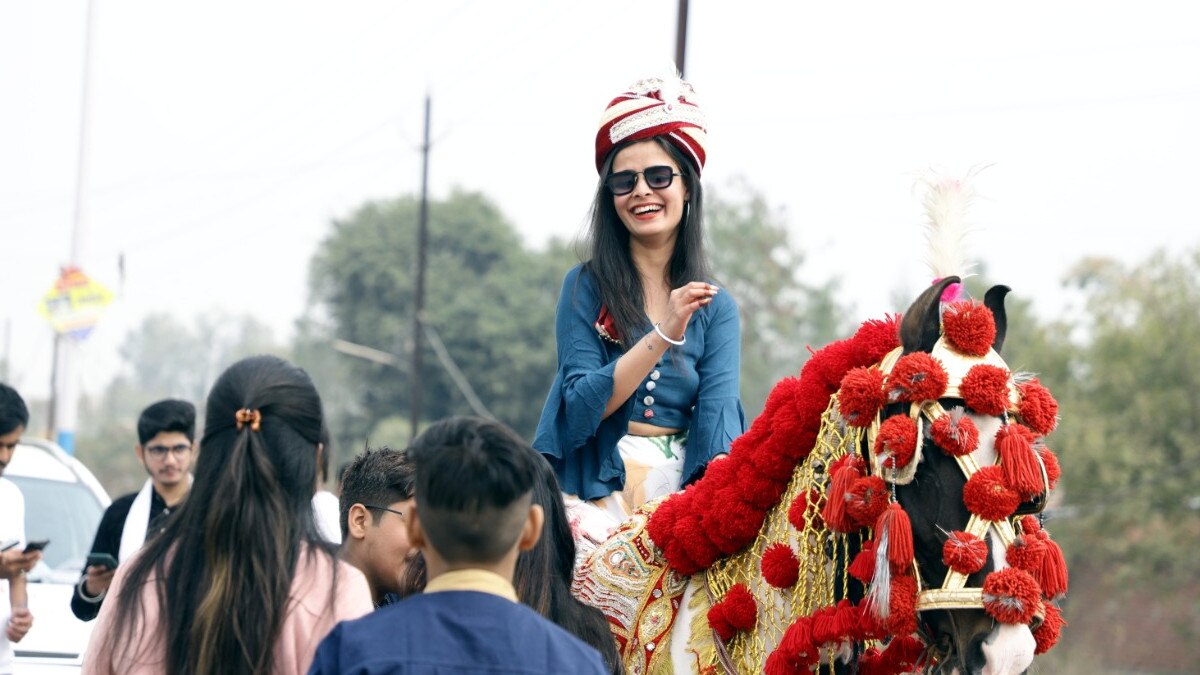 घोड़ी पर सवार होकर न‍िकली दुल्हन, बारात‍ियों ने जमकर लगाए ठुमके