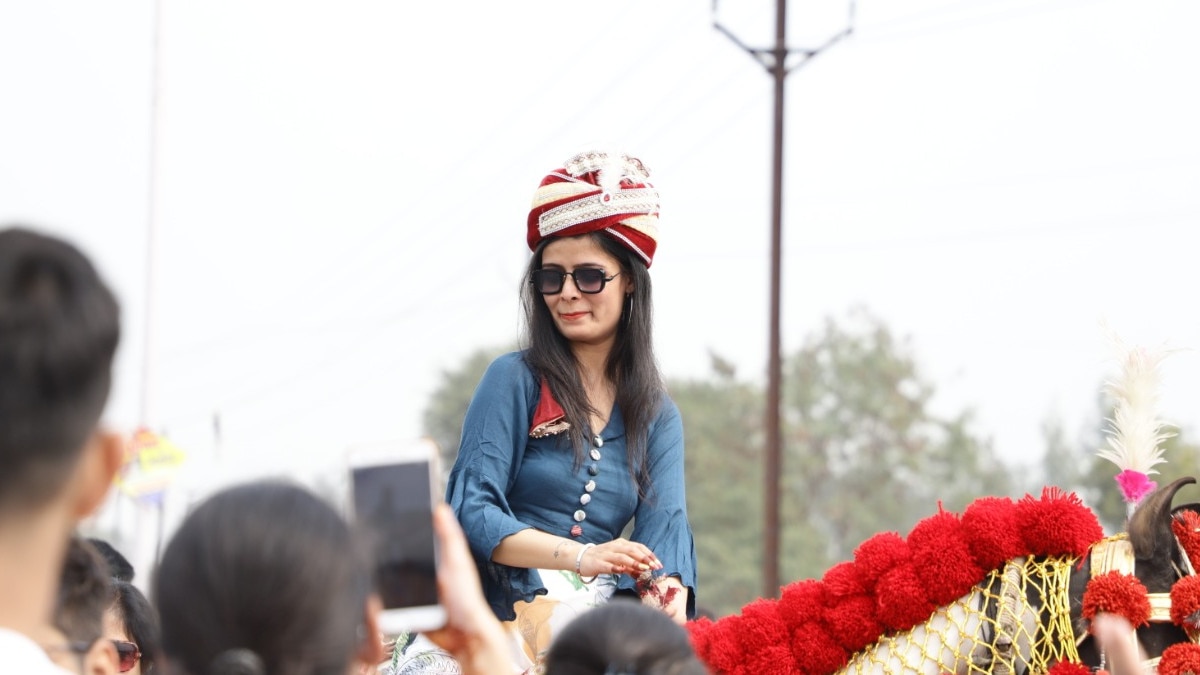 घोड़ी पर सवार होकर न‍िकली दुल्हन, बारात‍ियों ने जमकर लगाए ठुमके