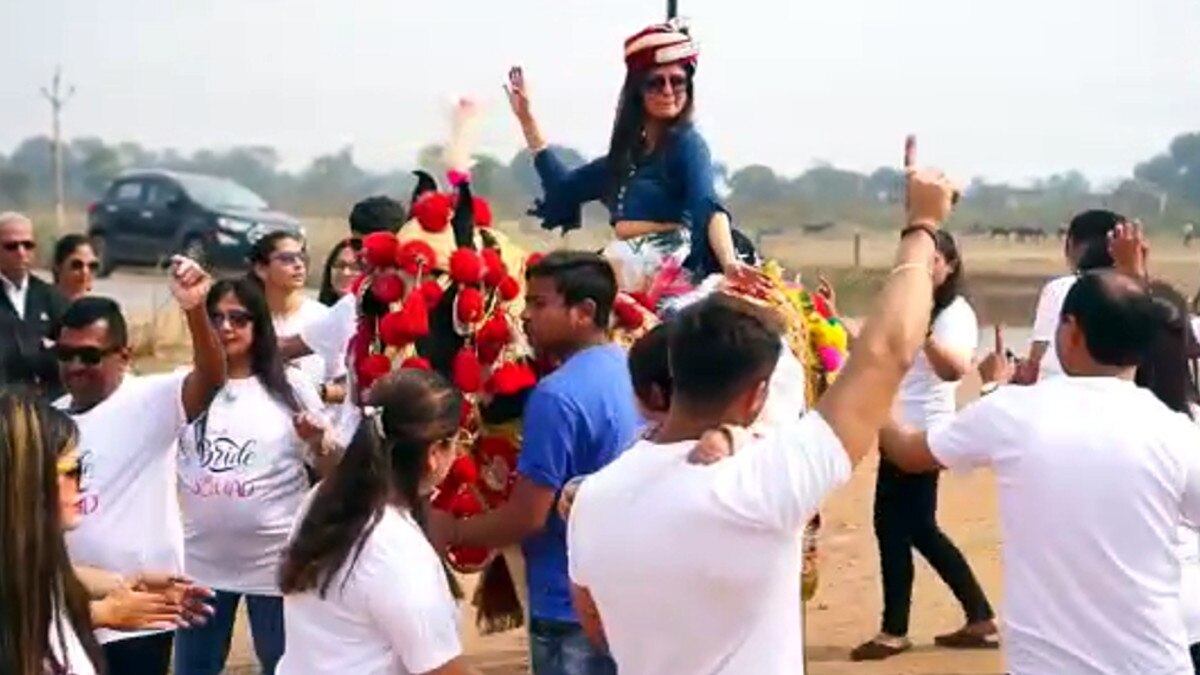 घोड़ी पर सवार होकर न‍िकली दुल्हन, बारात‍ियों ने जमकर लगाए ठुमके