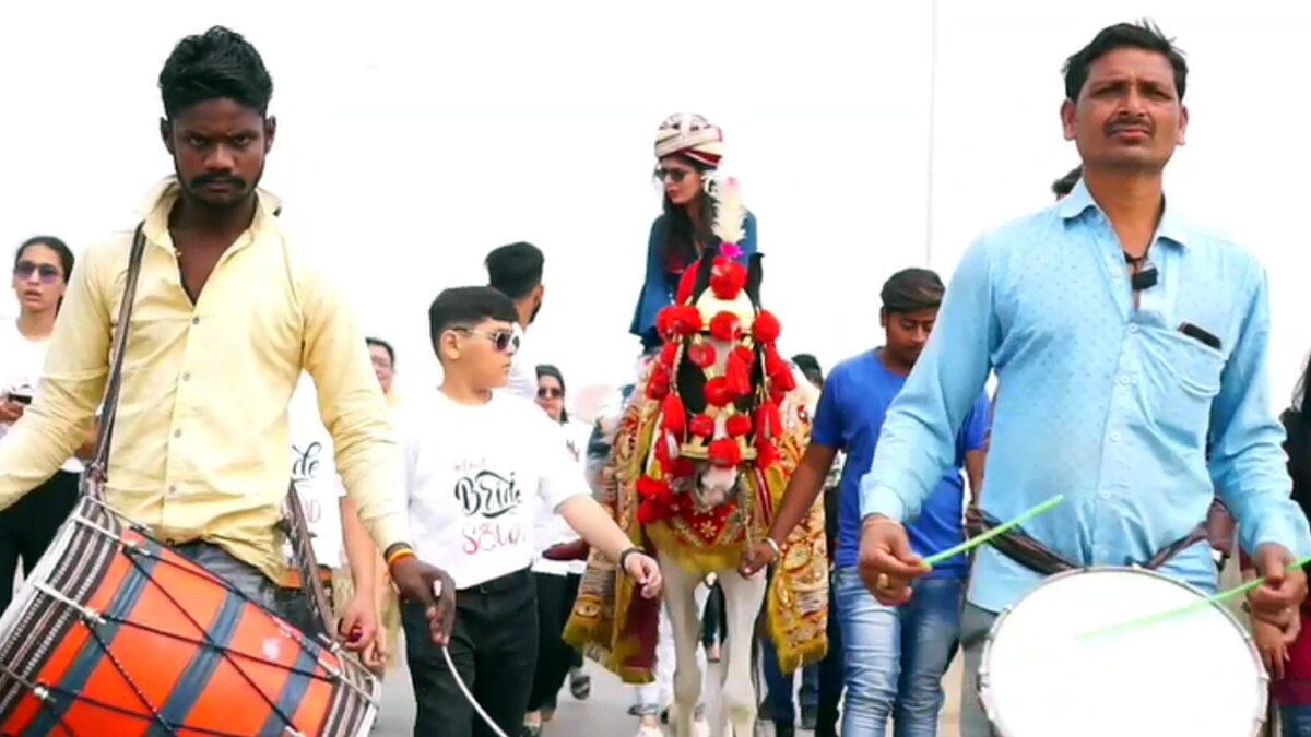 घोड़ी पर सवार होकर न‍िकली दुल्हन, बारात‍ियों ने जमकर लगाए ठुमके