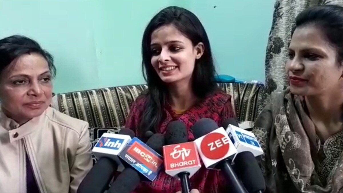 घोड़ी पर सवार होकर न‍िकली दुल्हन, बारात‍ियों ने जमकर लगाए ठुमके