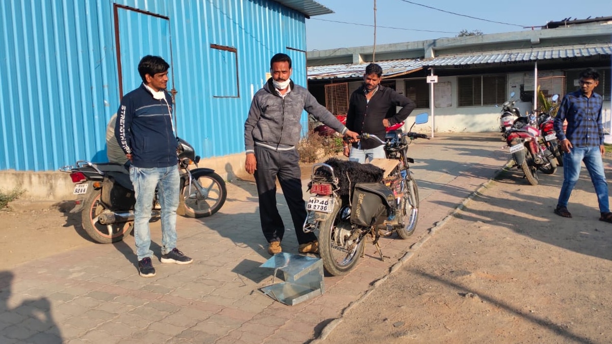  7 रुपये में 35 KM चलती है ये पुरानी बाइक, जुगाड़ से इलेक्ट्र‍िक बना दी 18 साल पुरानी गाड़ी  