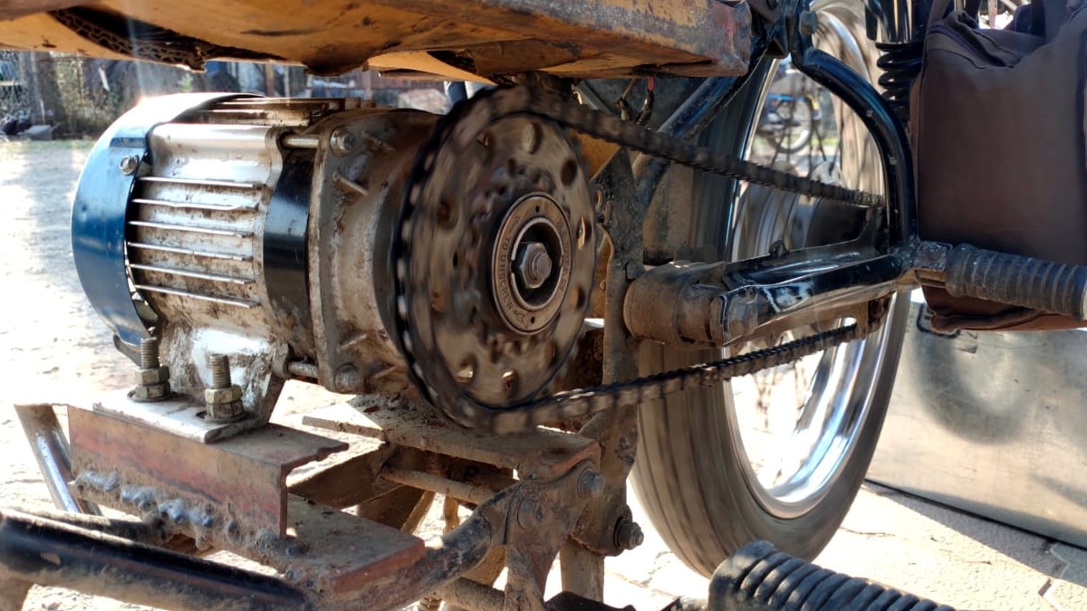  7 रुपये में 35 KM चलती है ये पुरानी बाइक, जुगाड़ से इलेक्ट्र‍िक बना दी 18 साल पुरानी गाड़ी  