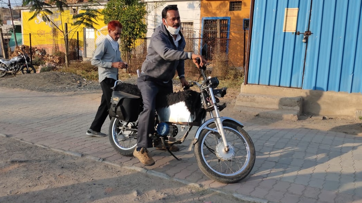  7 रुपये में 35 KM चलती है ये पुरानी बाइक, जुगाड़ से इलेक्ट्र‍िक बना दी 18 साल पुरानी गाड़ी  