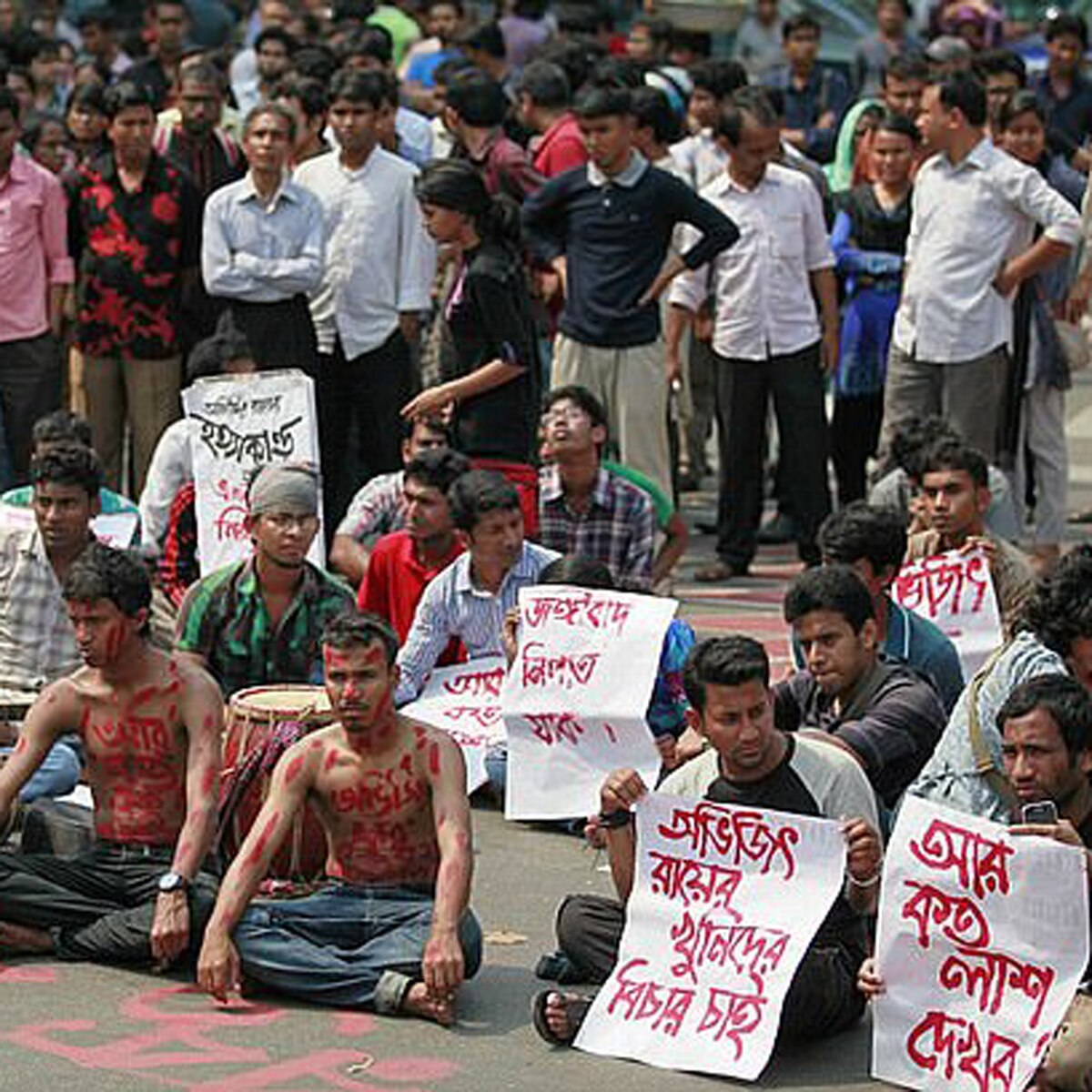 अविजीत रॉय की मौत के खिलाफ प्रदर्शन करते लोग