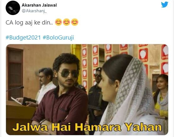 सोशल मीडिया पर फनी मीम्स की आई बाढ़