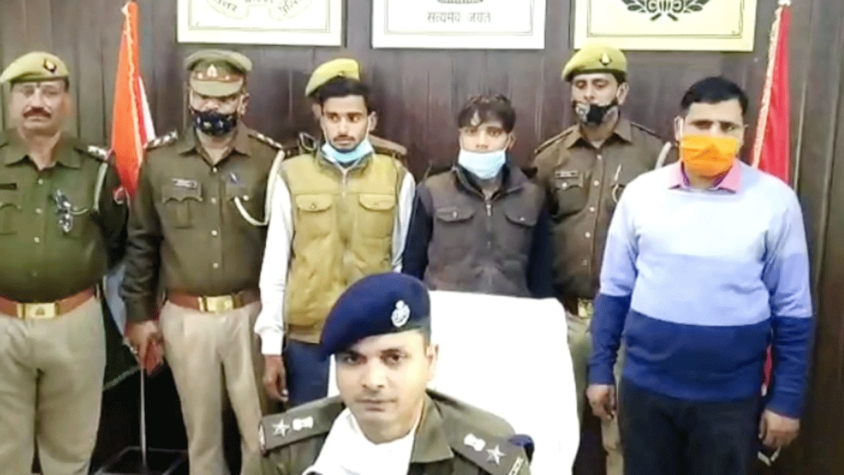 पुलिस ने साइबर अपराधियों को पकड़का (फोटो आजतक)