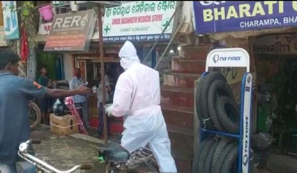 भीख मांगता नजर आया कोरोना वॉरियर