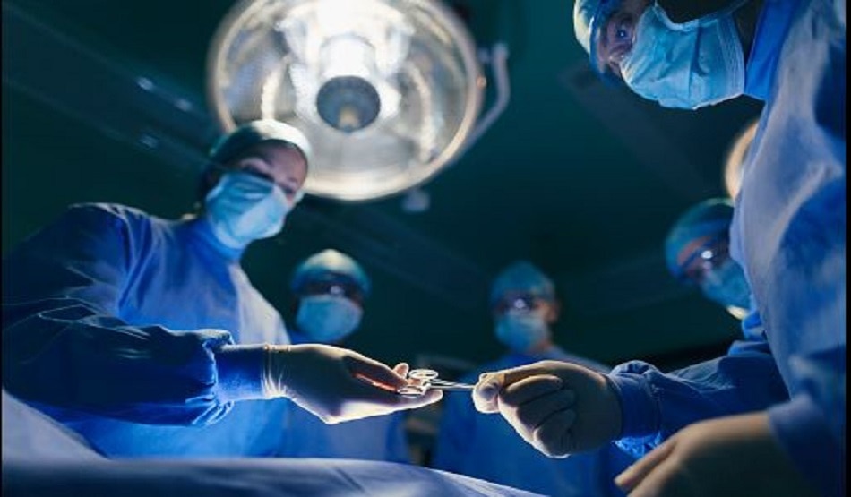 डॉक्टरों ने कटा हाथ जोड़ा