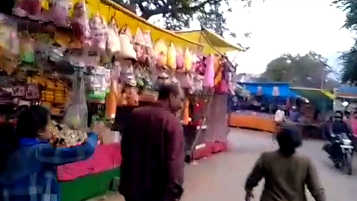 बीच बाजार में हाई वोल्टेज ड्रामा, युवत‍ियों ने छेड़खानी करने वाले युवक को पीटा  