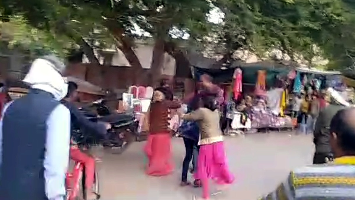 बीच बाजार में हाई वोल्टेज ड्रामा, युवत‍ियों ने छेड़खानी करने वाले युवक को पीटा  