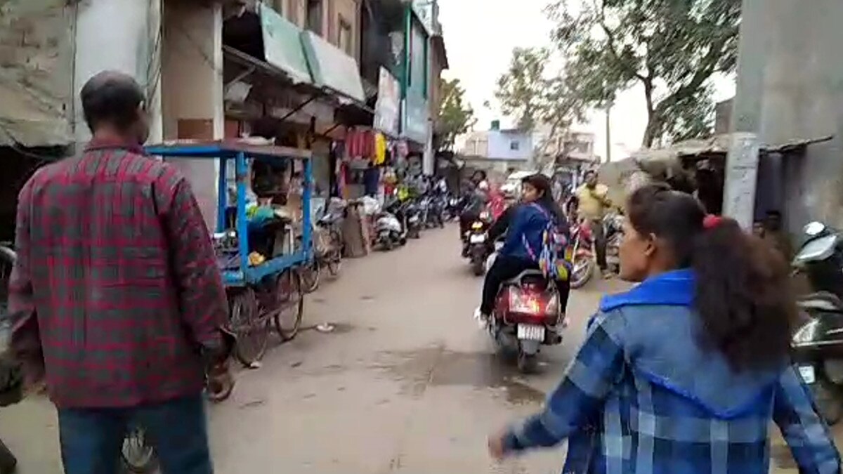 बीच बाजार में हाई वोल्टेज ड्रामा, युवत‍ियों ने छेड़खानी करने वाले युवक को पीटा  