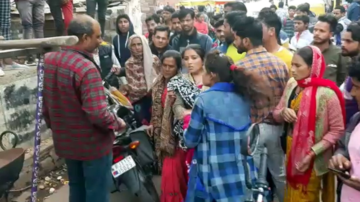 बीच बाजार में हाई वोल्टेज ड्रामा, युवत‍ियों ने छेड़खानी करने वाले युवक को पीटा  