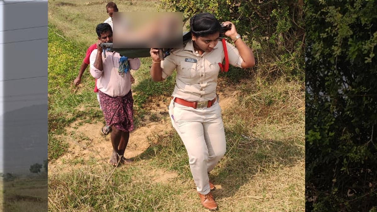 कोई नहीं छू रहा था लाश, लेडी सब इंस्पेक्टर 2 KM  पैदल कंधे पर ले कर चली, खुद किया अंतिम संस्कार 