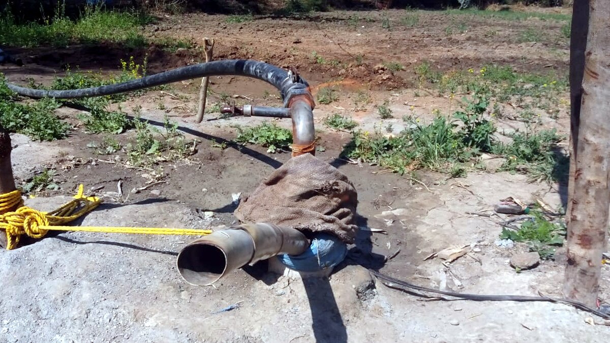 बोरिंग में पानी की साथ निकल रही गैस, माच‍िस की तीली जलाते ही उठती हैं लपटें 