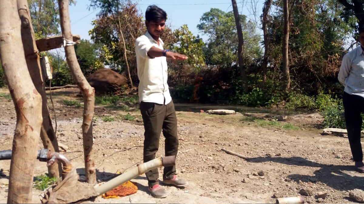 बोरिंग में पानी की साथ निकल रही गैस, माच‍िस की तीली जलाते ही उठती हैं लपटें 