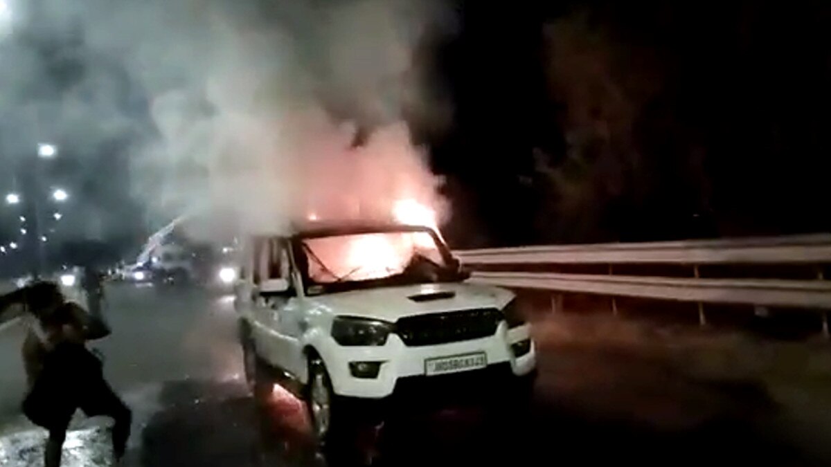 चलती स्कॉर्पियो में लगी आग, पैर से व‍िंड स्क्रीन तोड़ने की नाकाम कोश‍िश, ड्राइवर जिंदा जलकर खाक 