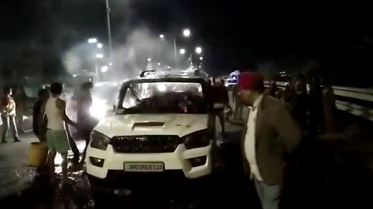 चलती स्कॉर्पियो में लगी आग, पैर से व‍िंड स्क्रीन तोड़ने की नाकाम कोश‍िश, ड्राइवर जिंदा जलकर खाक 