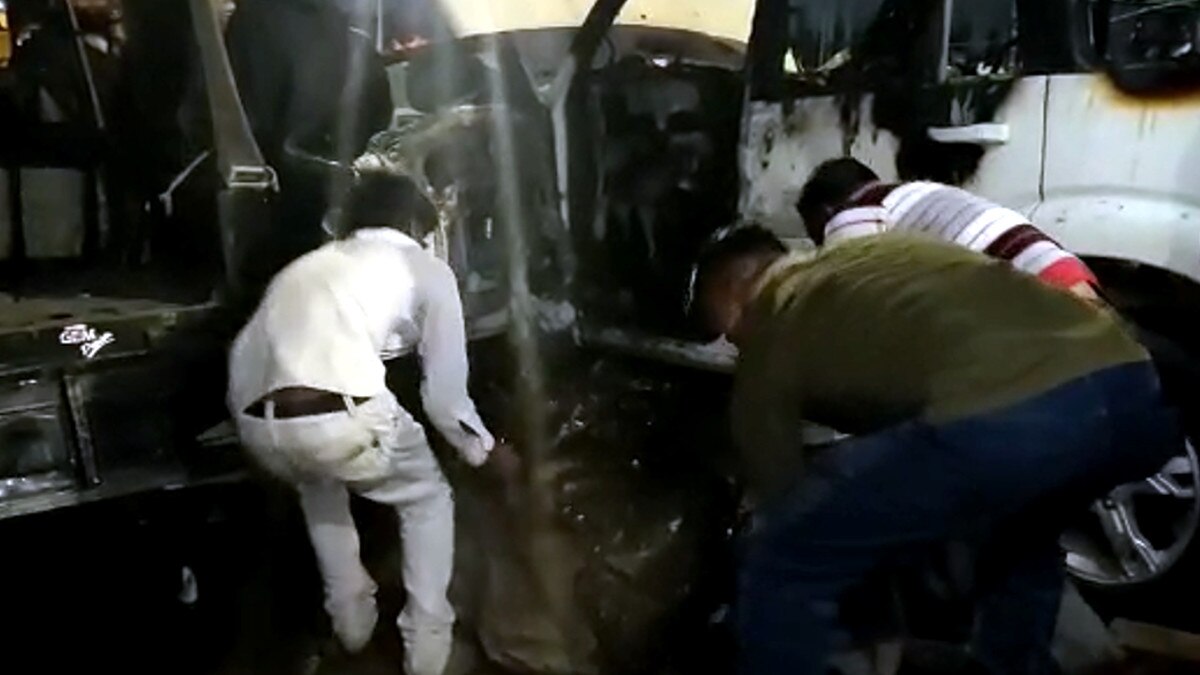 चलती स्कॉर्पियो में लगी आग, पैर से व‍िंड स्क्रीन तोड़ने की नाकाम कोश‍िश, ड्राइवर जिंदा जलकर खाक 