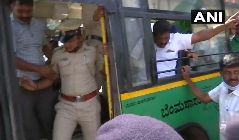 कहीं सड़कों पर किसान, कहीं हिरासत