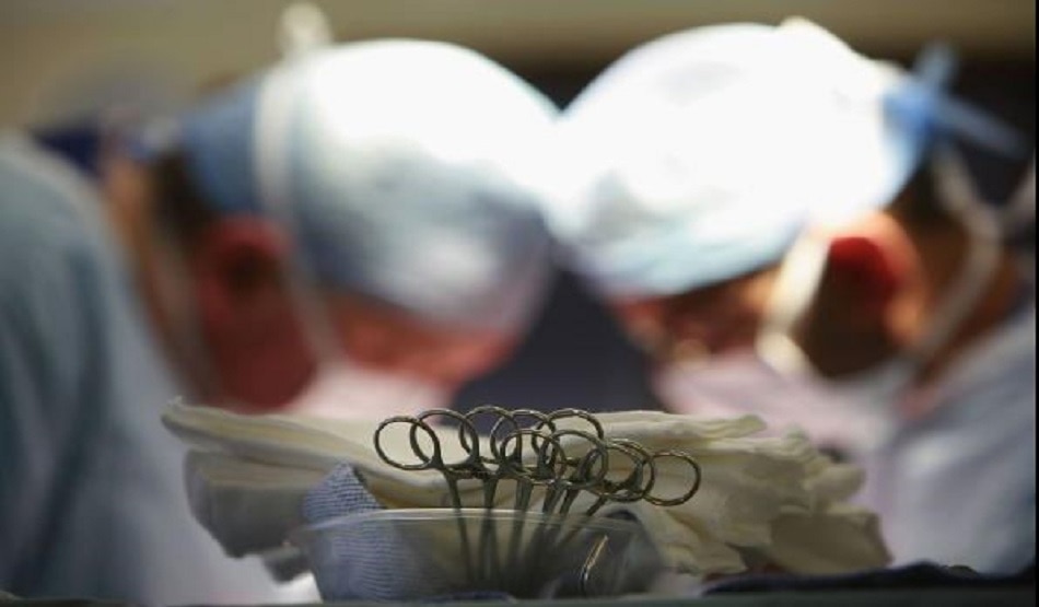 डॉक्टरों ने कटा हाथ जोड़ा