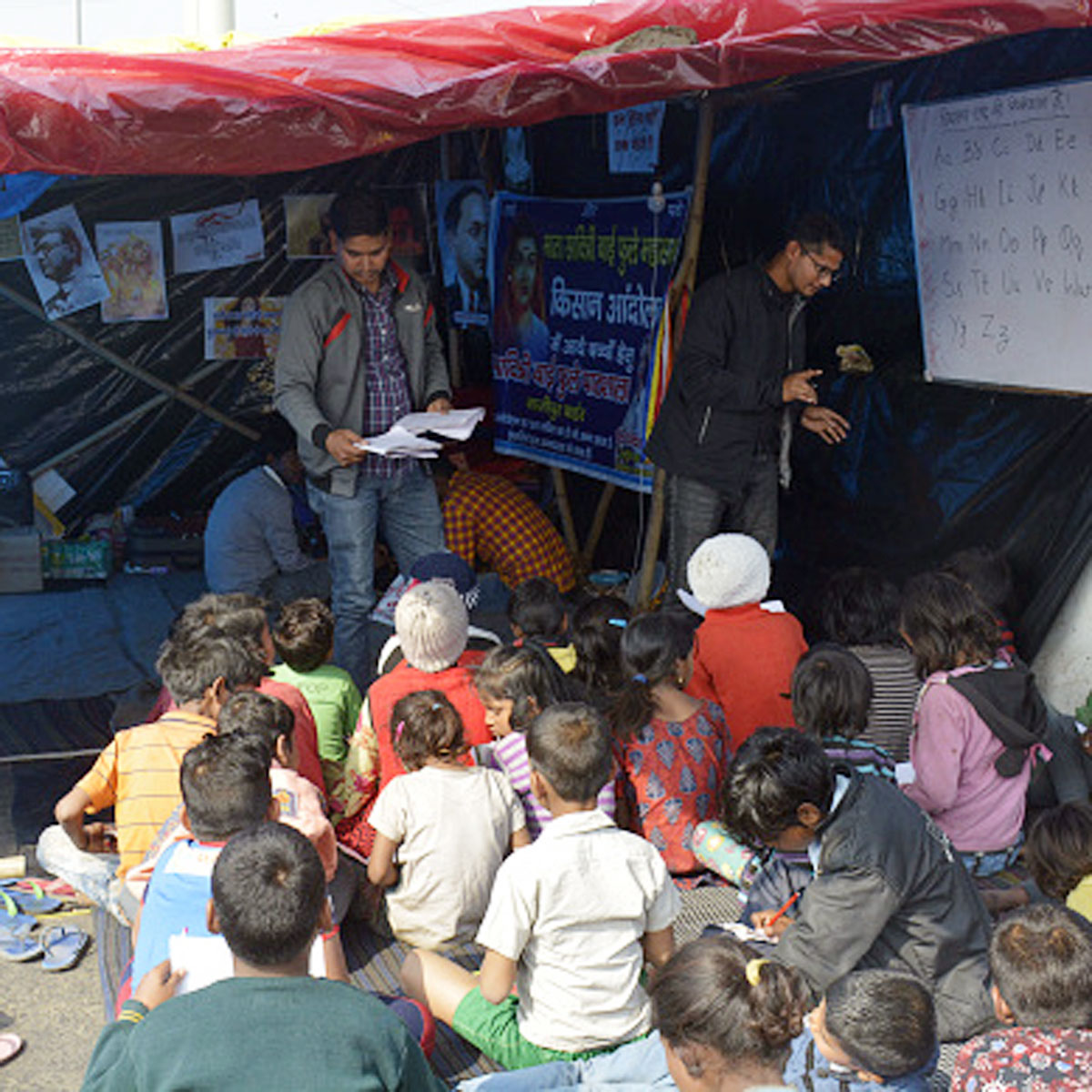 द‍िल्‍ली बॉर्डर में बच्‍चे इस तरह पढ़ाई कर रहे हैं (Photo: GettyImages)