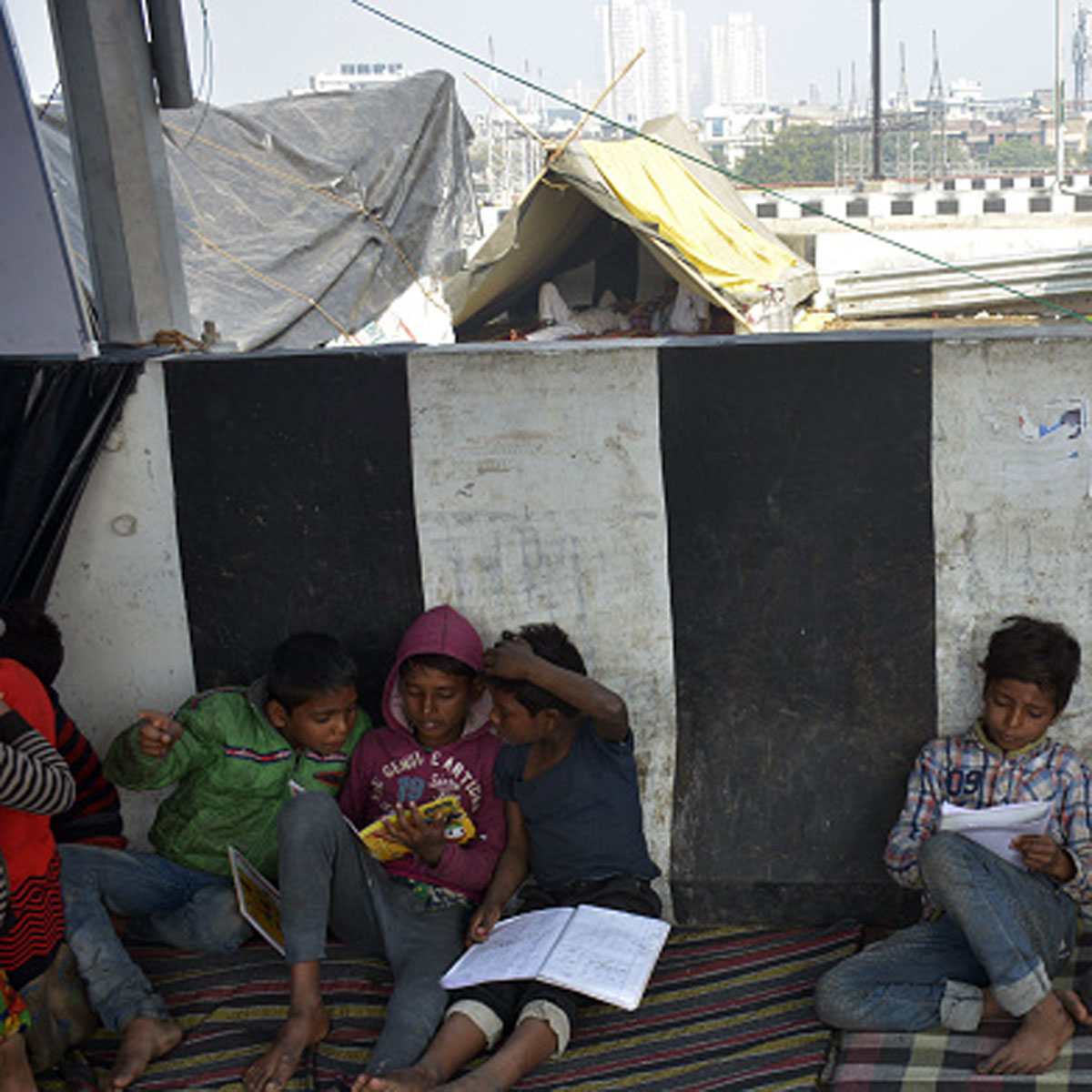 द‍िल्‍ली बॉर्डर में बच्‍चे इस तरह पढ़ाई कर रहे हैं (Photo: GettyImages)