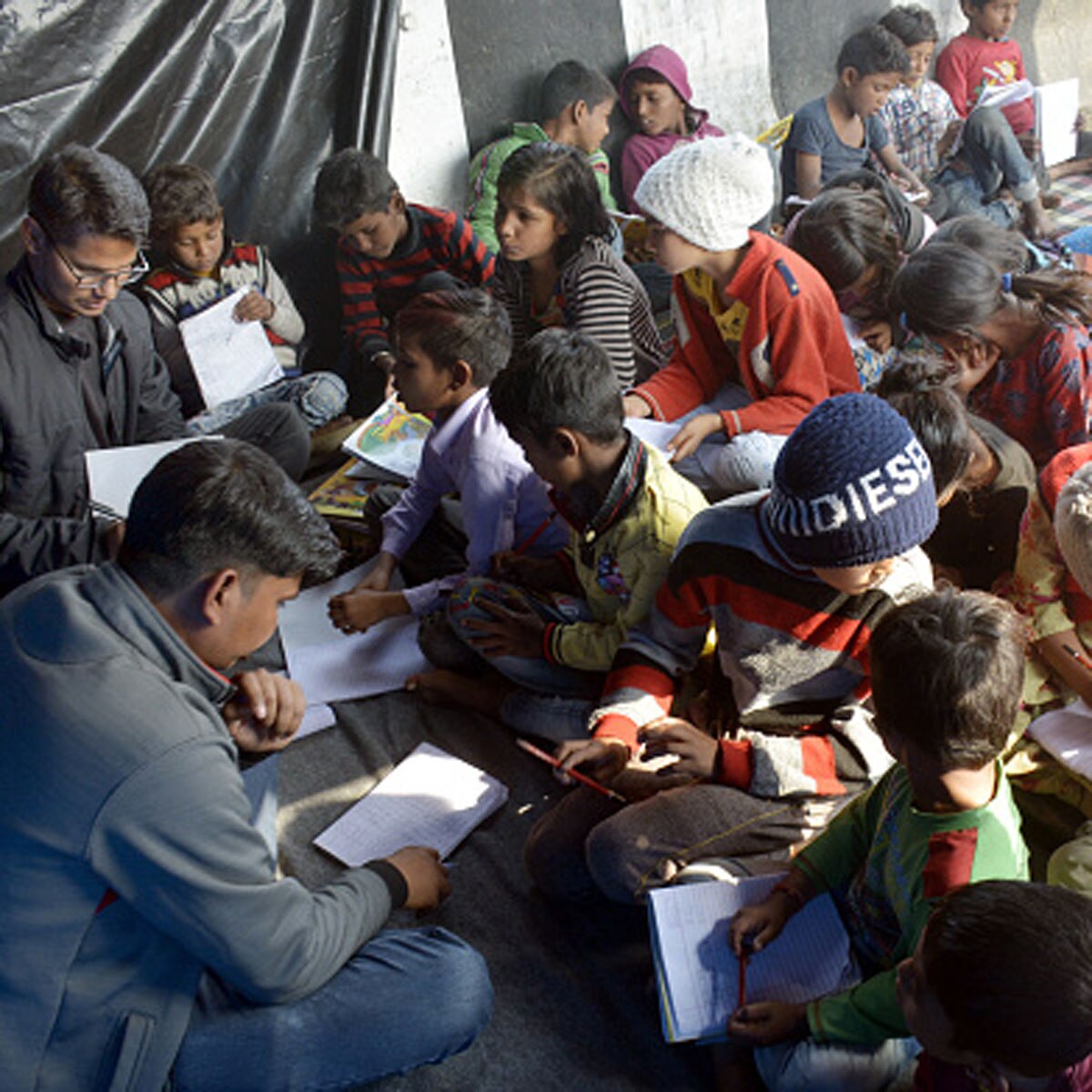 द‍िल्‍ली बॉर्डर में बच्‍चे इस तरह पढ़ाई कर रहे हैं (Photo: GettyImages)
