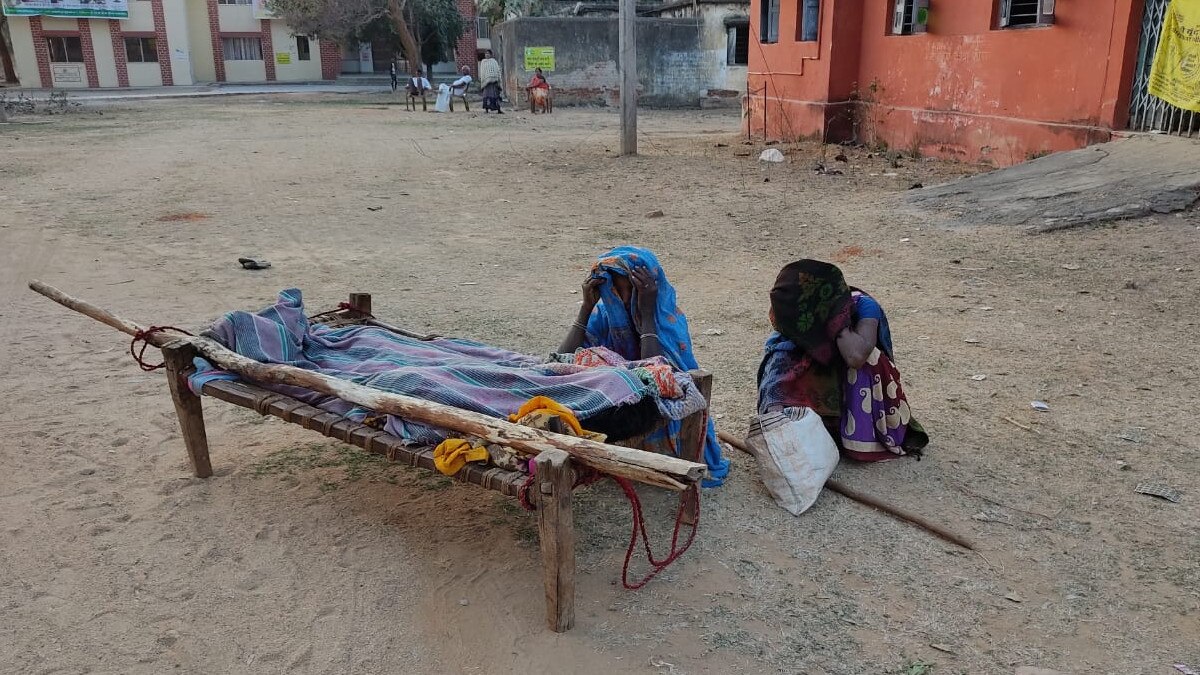 प्रेग्नेंट लेडी को खाट पर लेकर पहुंचे हॉस्प‍िटल, इलाज के अभाव में महिला व नवजात की मौत