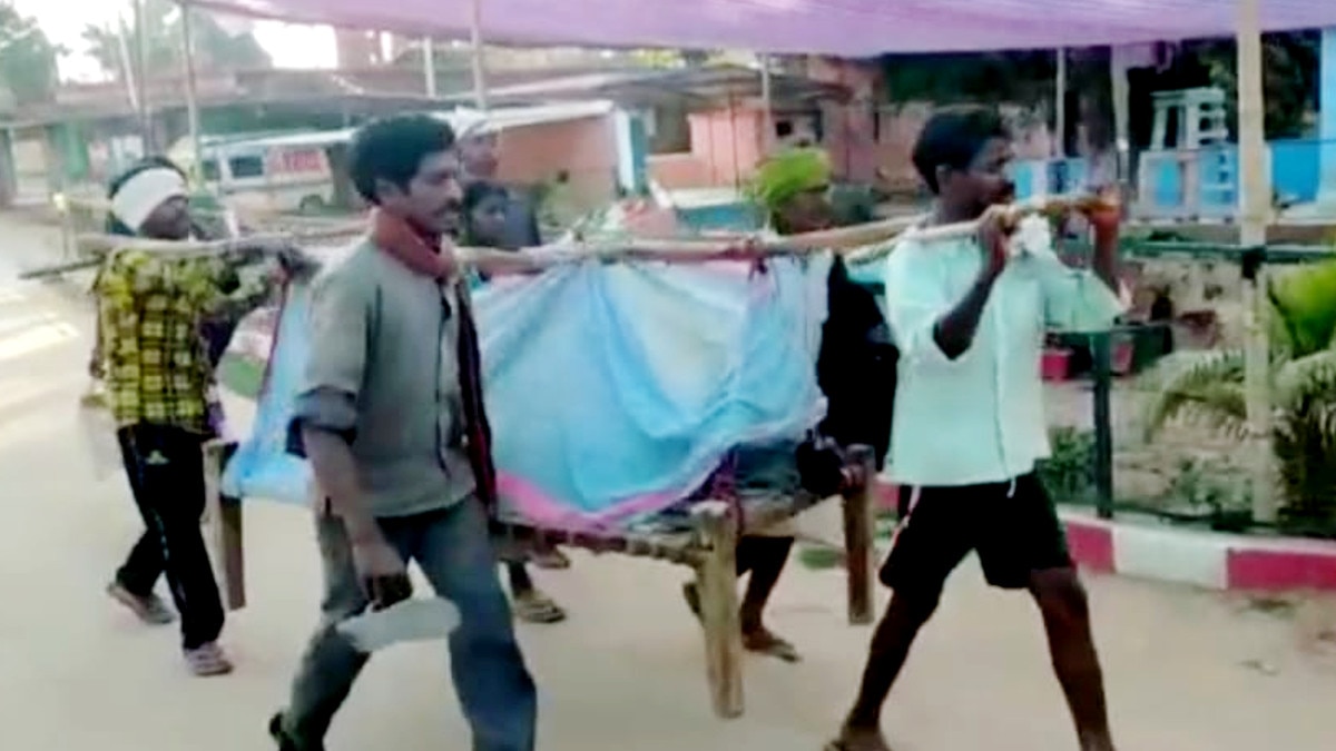 प्रेग्नेंट लेडी को खाट पर लेकर पहुंचे हॉस्प‍िटल, इलाज के अभाव में महिला व नवजात की मौत