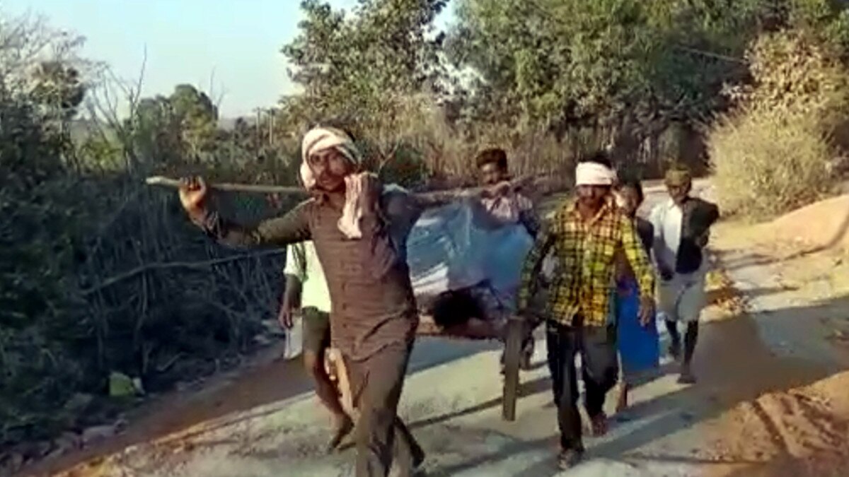 प्रेग्नेंट लेडी को खाट पर लेकर पहुंचे हॉस्प‍िटल, इलाज के अभाव में महिला व नवजात की मौत