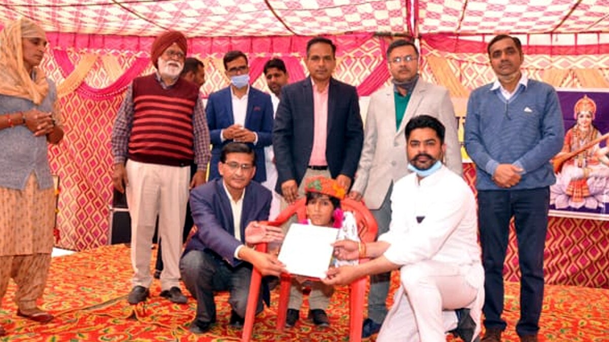 ये है भारत की 'स्टीफन हॉक‍िंग', द‍िमाग छोड़कर सारा शरीर सुन्न, 12वीं में म‍िला गार्गी पुरस्कार  