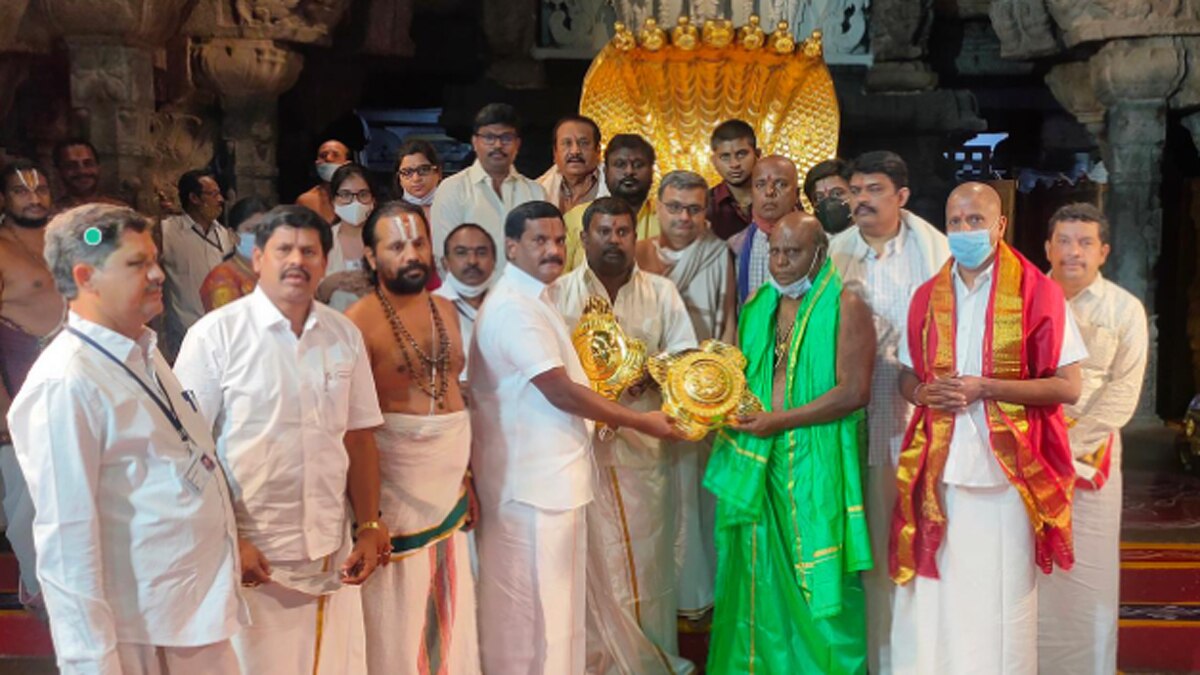 थंगादुरई का कहना है कि वह अपनी कमाई का एक हिस्सा बचाते हैं और दान करते हैं.