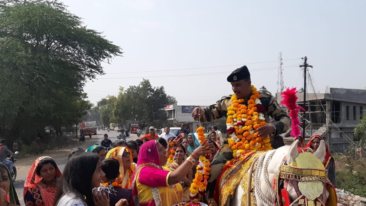 सैनिक का ऐसा अभूतपूर्व स्वागत किया जिसका हर कोई कायल हो गया.