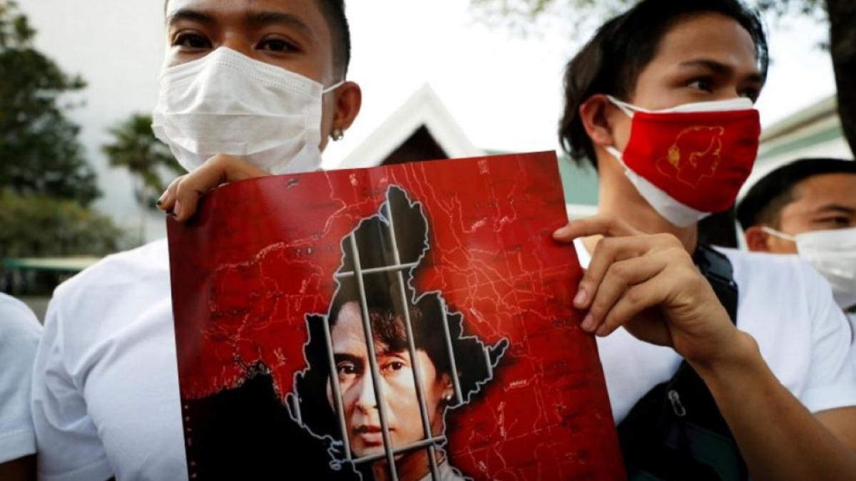  म्यांमार में तख्तापलट के बाद सेना के विरोध में उतरे लोग