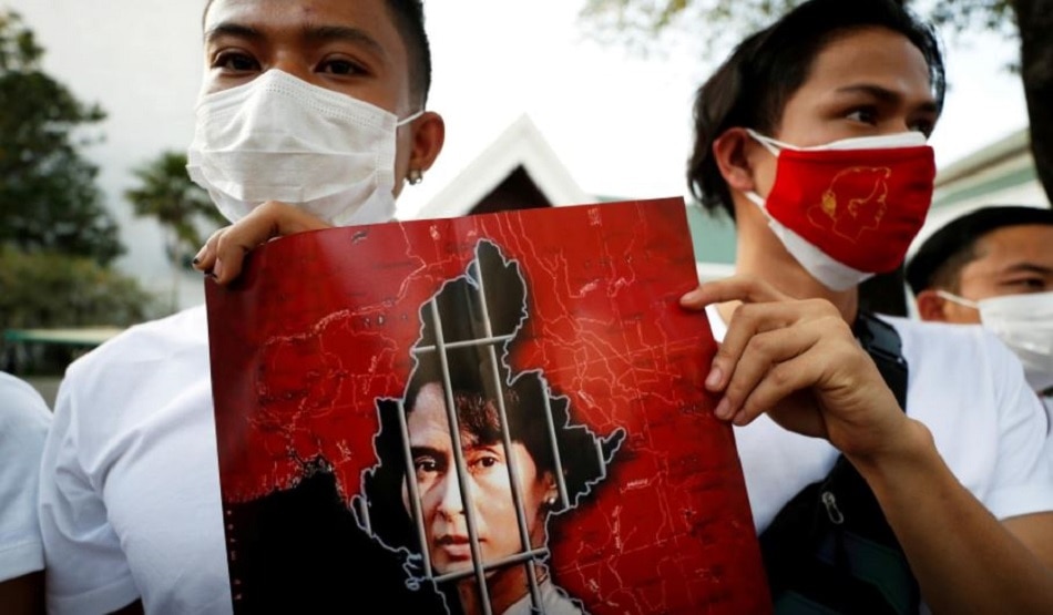  म्यांमार में तख्तापलट के बाद सेना के विरोध में उतरे लोग