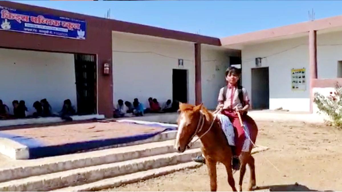 घोड़े पर बैठकर बच्चा स्कूल जाता है.