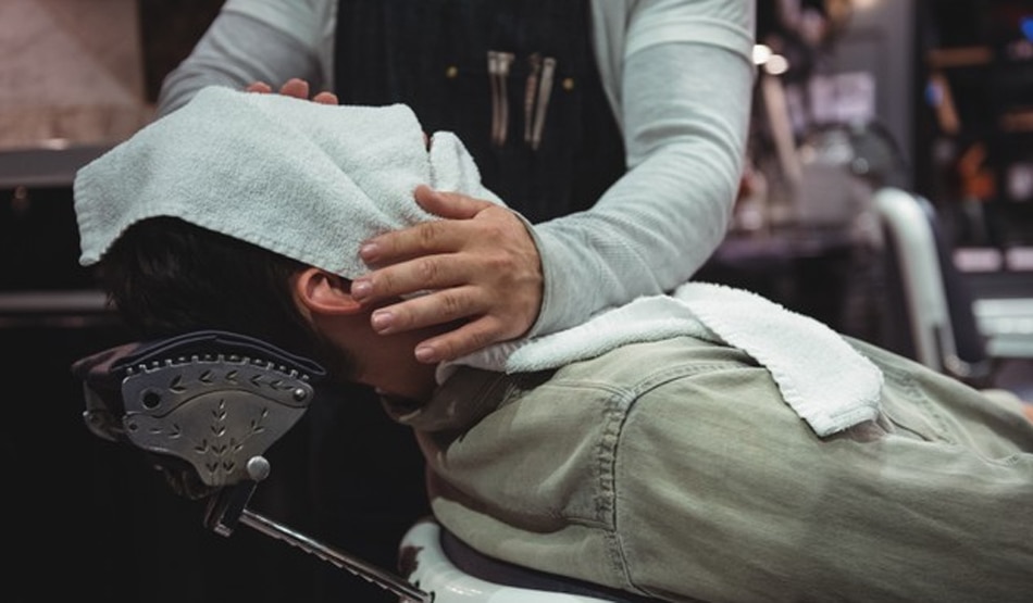 गीले कपड़े से करें साफ