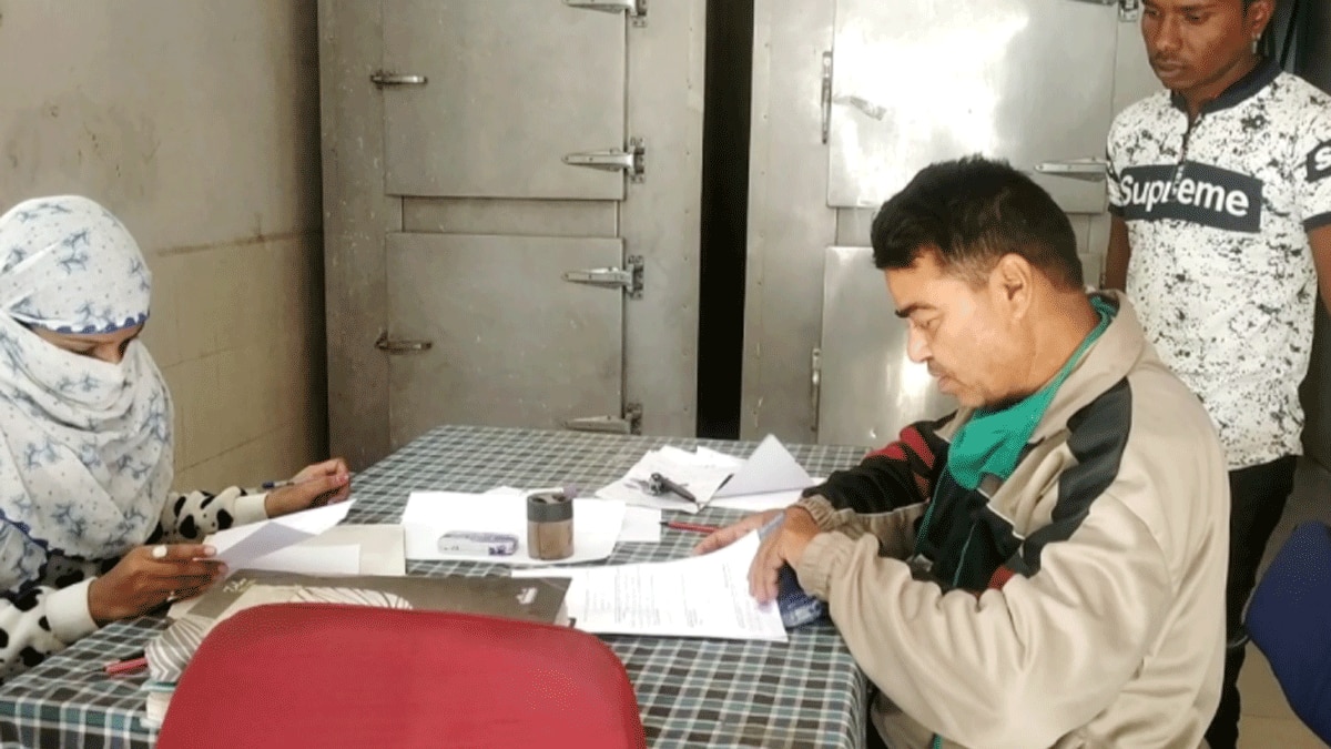 महिला ने दो बच्चों के साथ खाया जहर (फोटो आजतक)